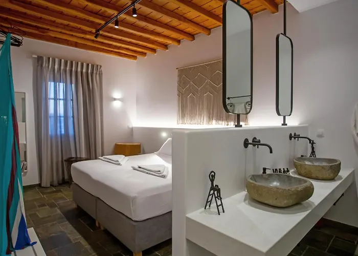 C Mykonos بيت ضيافة 4*